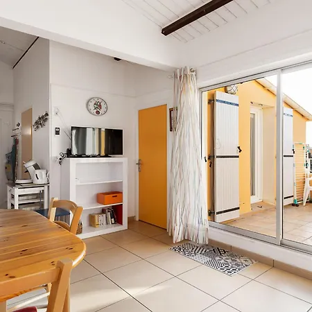 Agathe By Interhome אגדה